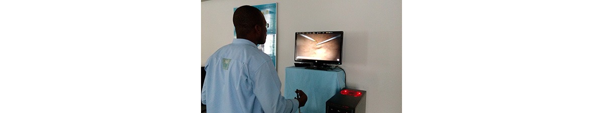 El director de la Escuela Militar de Medicina de Dakar se forma con la Cátedra
